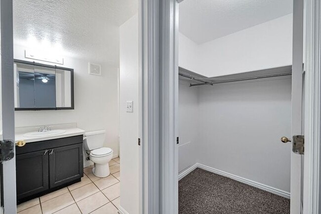 Building Photo - Darling Ground Floor Stonebrook Condo