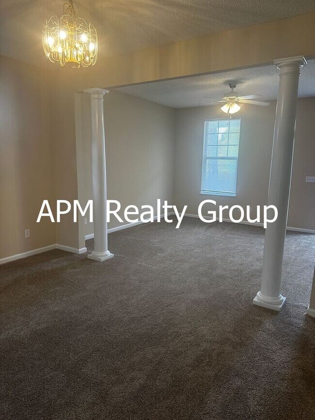 Building Photo - Spacious & Inviting Home Perfect for Comfortable Everyday Living