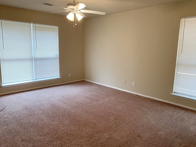 Building Photo - 1006 Poppets Way