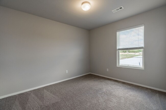 Building Photo - Large 4 Bedroom Home w/3 car Garage and Hu...