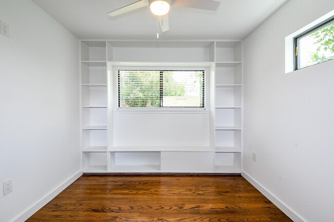 Building Photo - 1860 Lynnview Dr