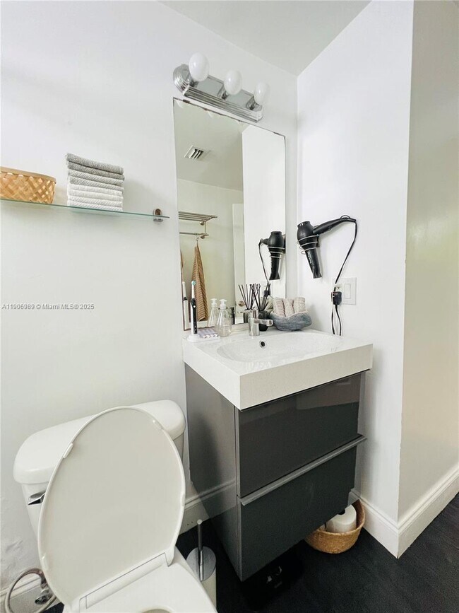 Building Photo - 4812 Pine Tree Dr