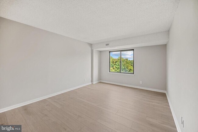 Building Photo - 3800 Powell Ln