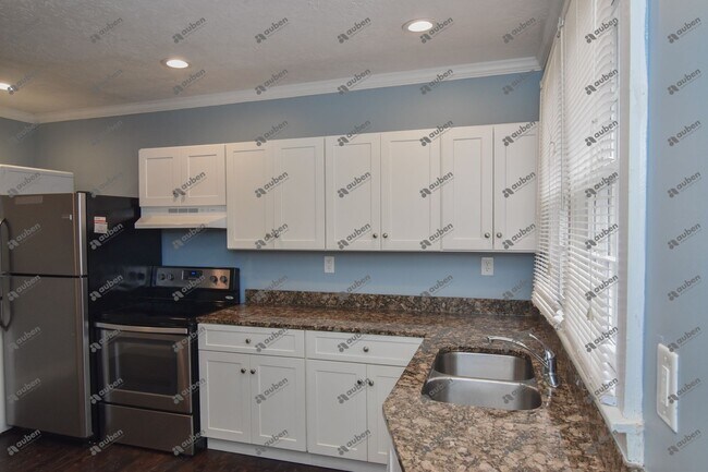 Building Photo - $900- Beautifully Updated 1-Bedroom, 1-Bathroom Duplex Unit