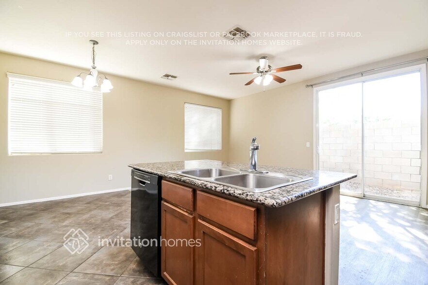 Building Photo - 4201 E Carla Vista Dr