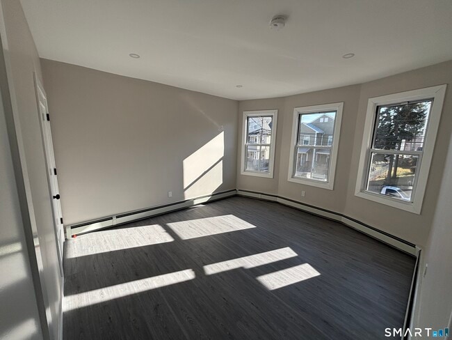 Building Photo - 82 Waldorf Ave