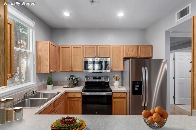 Building Photo - 2BD, 2BA City Park West Condo with 2 Garag...