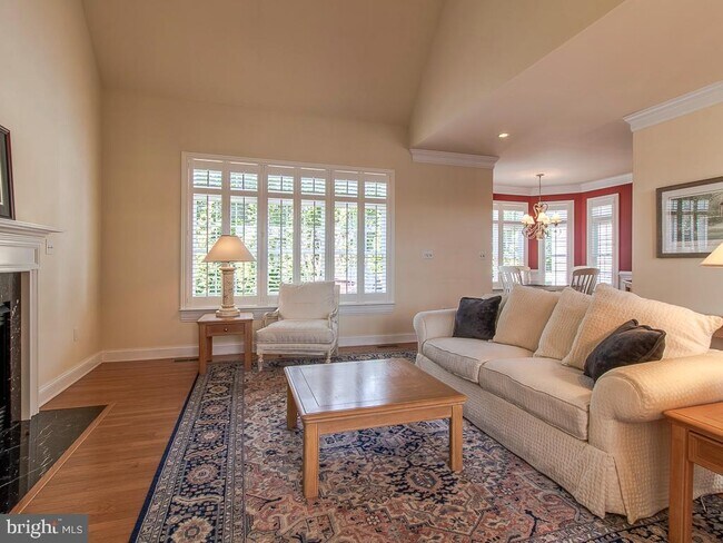 Building Photo - 10 Wellington Pl