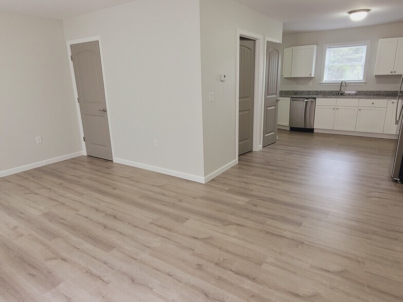 Building Photo - 4 Juniper Ln