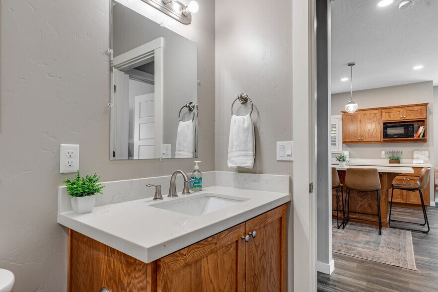 Building Photo - 1800 W Idaho St