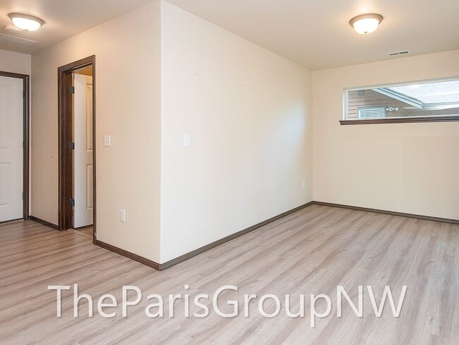 Building Photo - Super 2012 Shoreline Home – Upgrades, Wood Flrs, 3car Grg+++