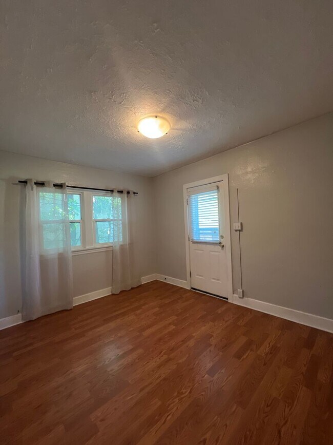 Building Photo - 808-812-812 Blair St