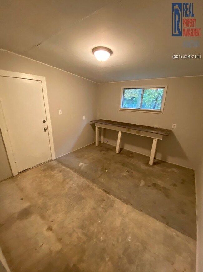 Building Photo - 913 Brewer-