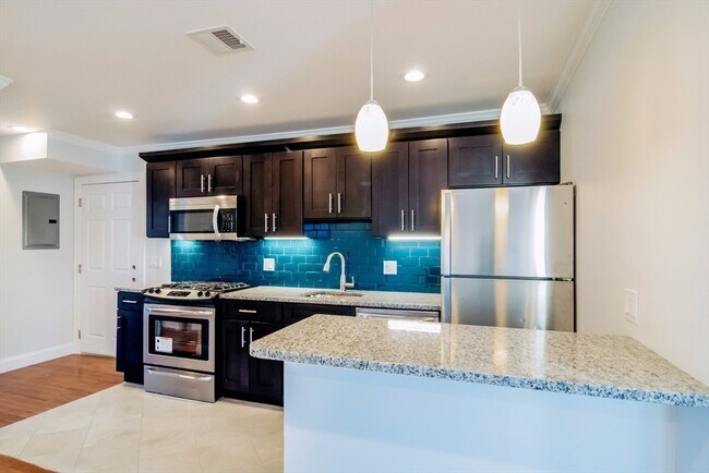 Building Photo - 108 Maverick St