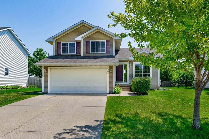 Front 2 - 505 SE Crabapple Dr