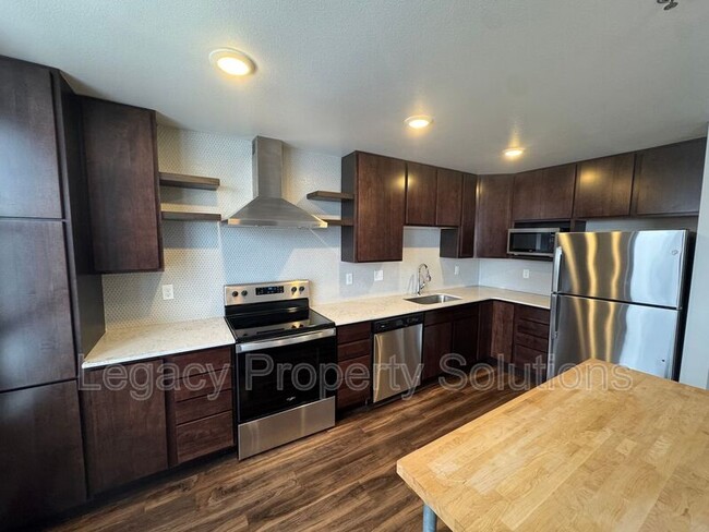 Building Photo - 208 E Greenfield Ln