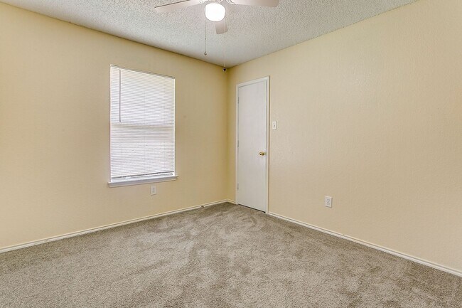 Building Photo - Excellent 3 Bedroom 2 Bath with many featu...