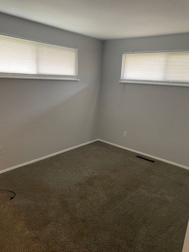 Building Photo - Updated 3 bed/2 bath in Huber Heights