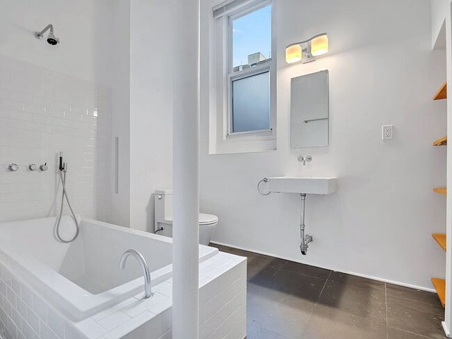 Building Photo - 545 W 111th St