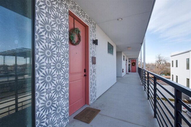 Building Photo - 2709 E 5th St.