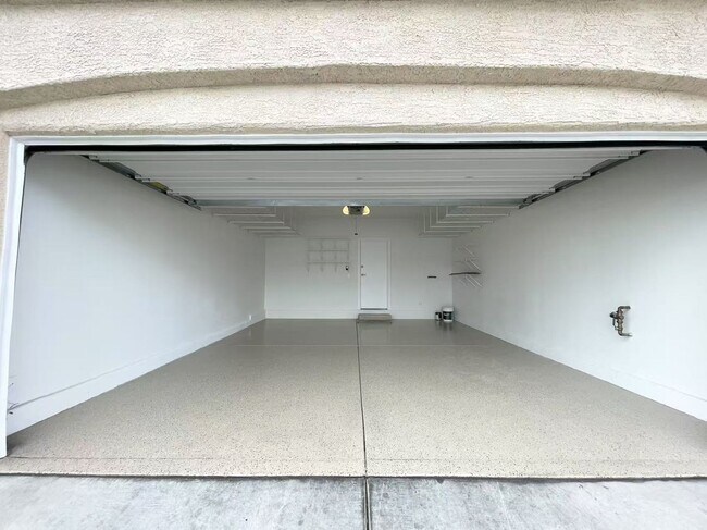 Building Photo - Inside the gated community townhouse