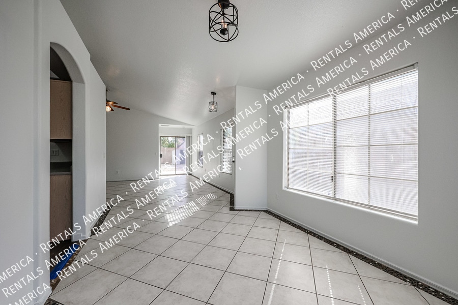 Building Photo - 12731 W Sharon Dr