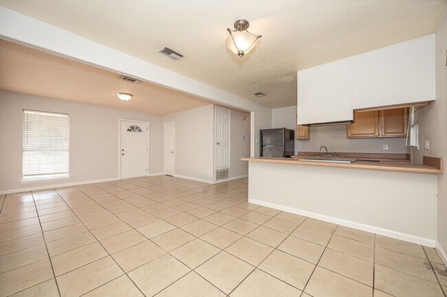 Building Photo - 2840 Gardendale Ave