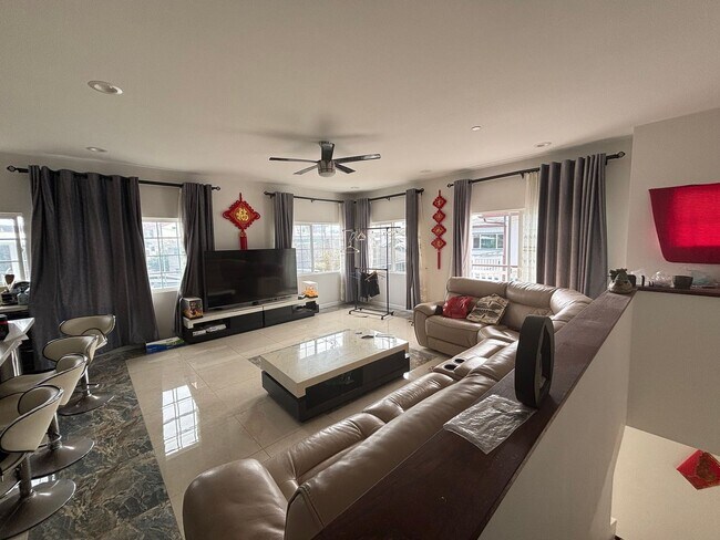 Building Photo - 1654 Olona Ln