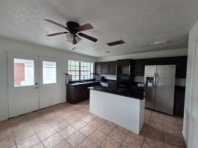 Building Photo - 2827 Lake Colony Dr