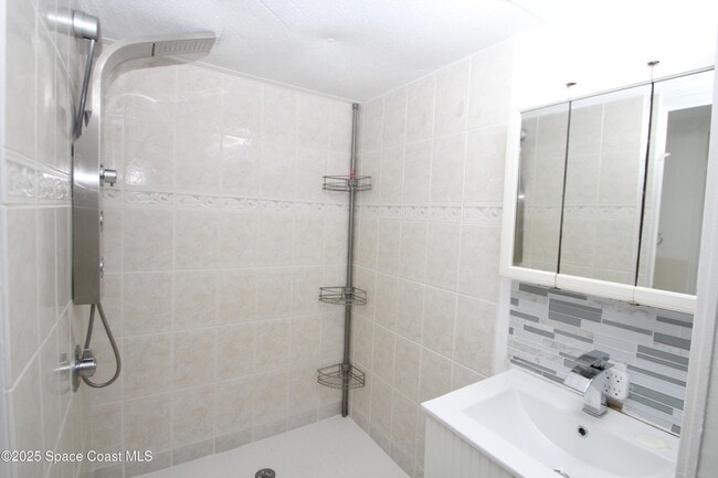 Building Photo - 2132 Rocway Dr