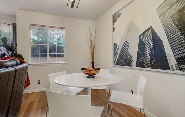 Building Photo - 1021 San Luis Cir