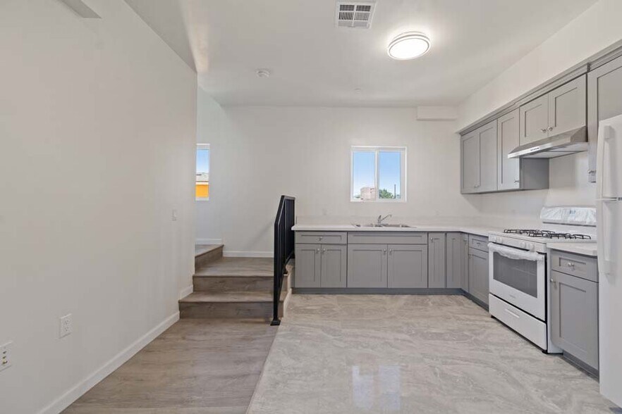 Building Photo - 11808 Hart St