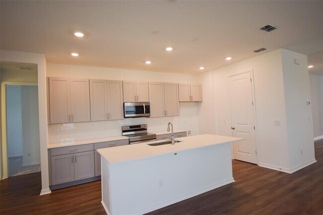 Building Photo - 2370 Lancashire St