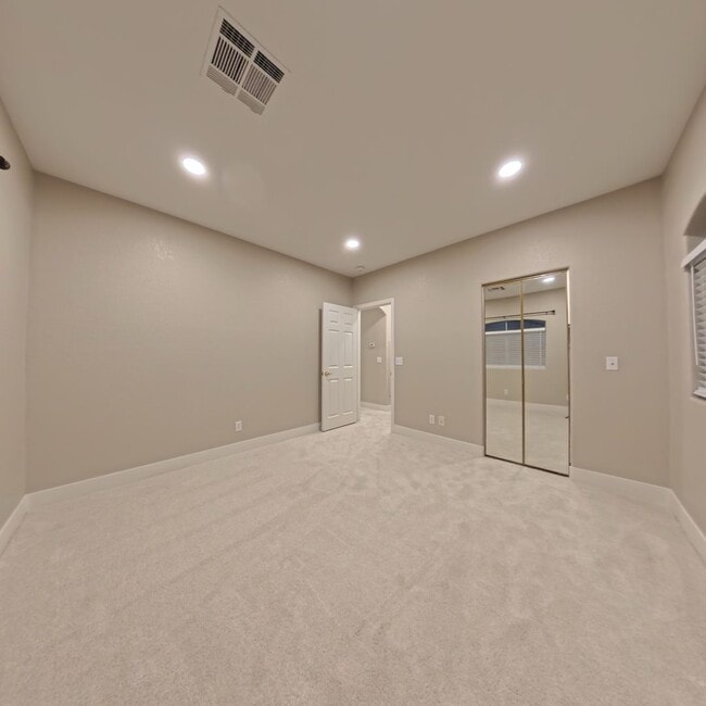 Building Photo - Beautifully Renovated 2nd-Floor Condo in Prime Location