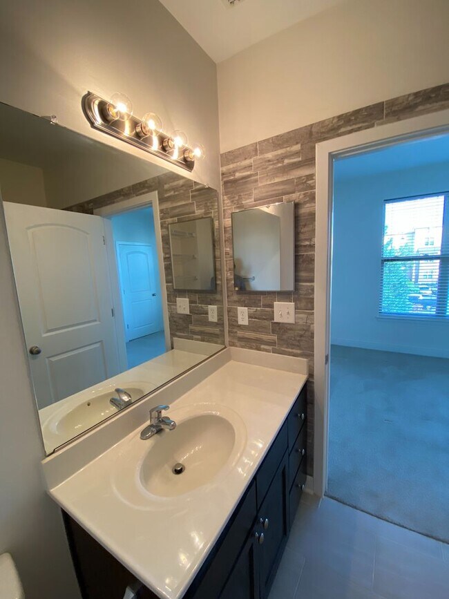 Building Photo - Room in 3 Bedroom Townhome at Seigle Point Dr