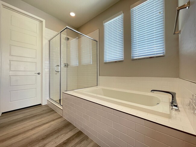Building Photo - This spectacular 3-bed condo located acros...