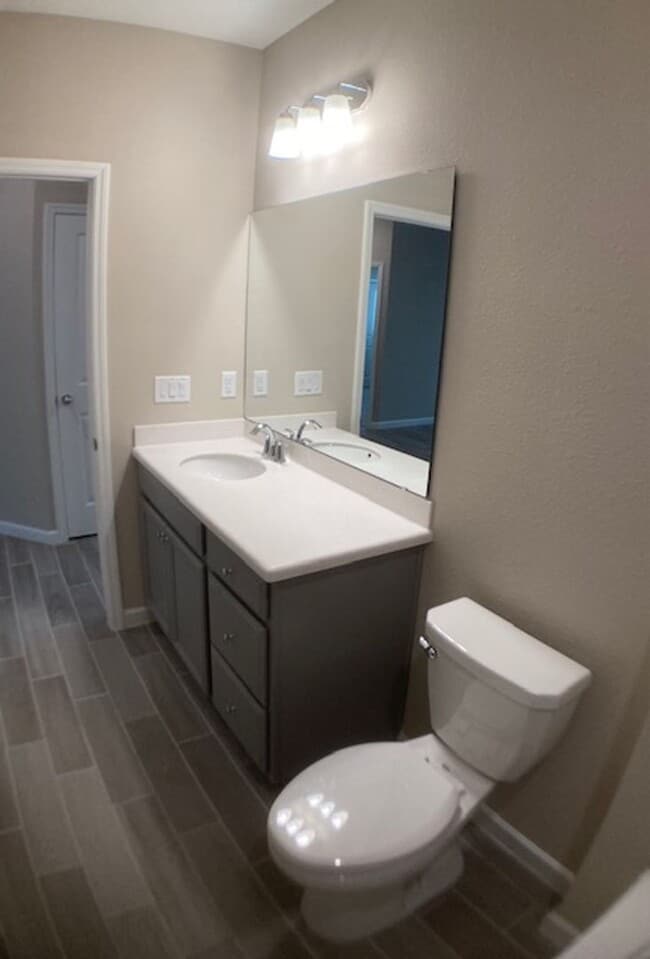 Building Photo - Comfortable 3 Bedroom Home With Great Outd...