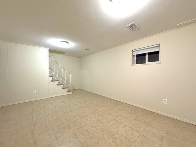 Building Photo - Charming Reston Townhome: Your Ideal Commuter's Haven