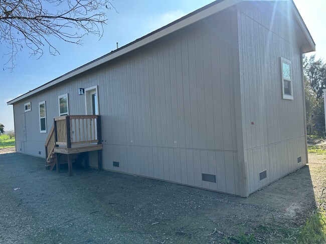 Building Photo - Rare horse property with huge workshop and dog kennels. Ready for move in