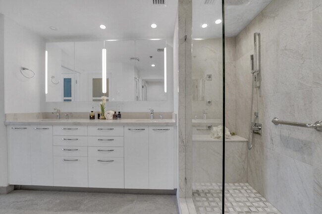 Building Photo - 4114 W Palm Aire Dr