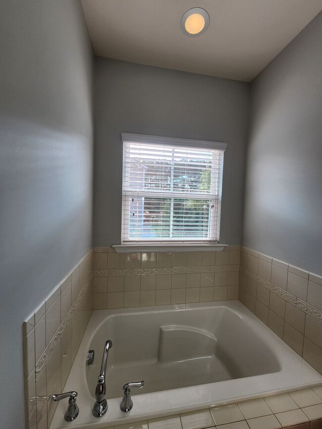 Building Photo - 4 Bedroom Cary Townhome! Great Location, N...