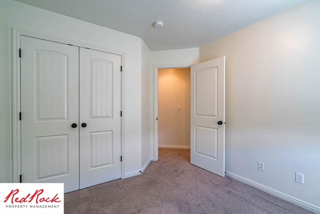 Building Photo - 3 Bedroom Townhome in Prime St. George Location