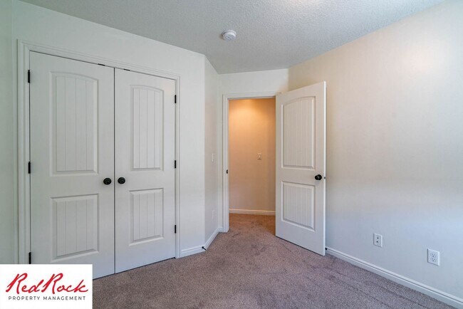 Building Photo - 3 Bedroom Townhome Near Freeway & Shopping