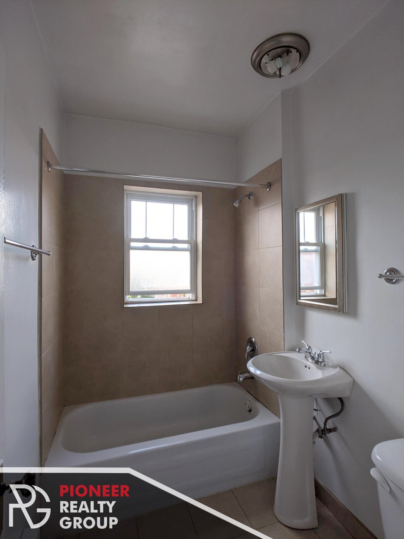 Building Photo - 949 W Cornelia Ave