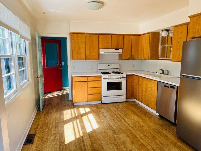 Building Photo - 3 Bedroom/1 Bath Bungalow in Woodstock neighborhood