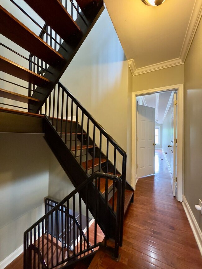 Building Photo - Charming 3-Bedroom Townhome with Modern Am...