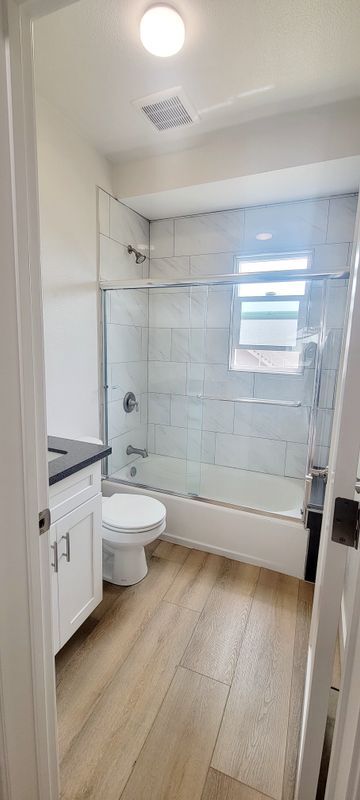 Building Photo - 1048 E 5th St