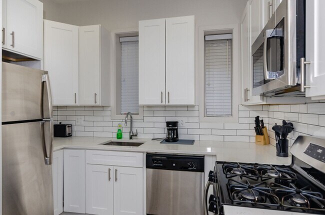 Building Photo - Recently Renovated 2 Bed 1 Bath in Great P...