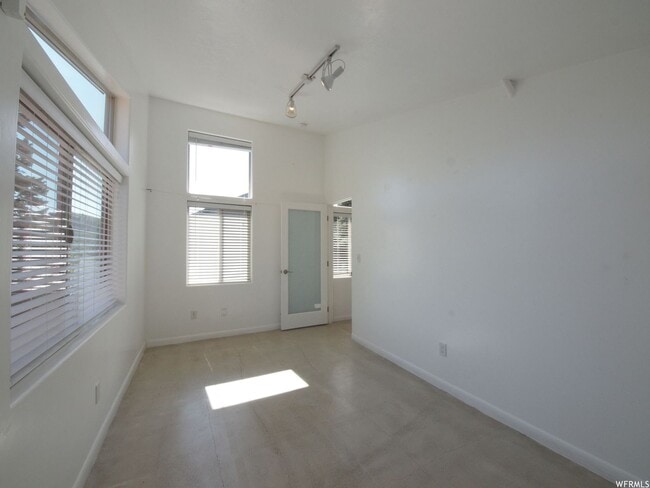 Building Photo - 430 Aspen Dr