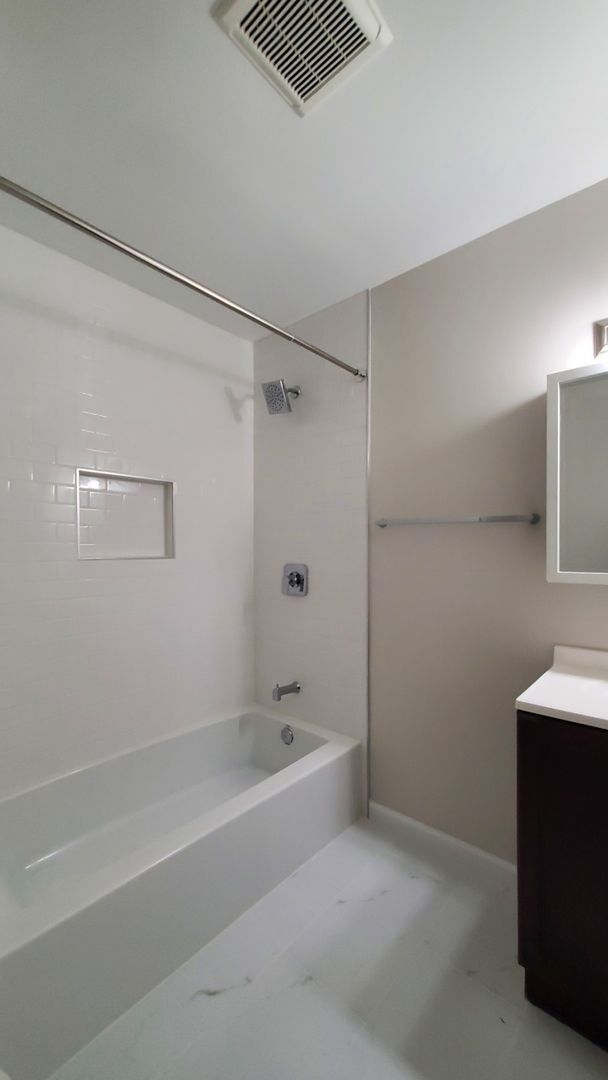 Building Photo - Beautifully Renovated 2 Bedroom, 2 Full Ba...